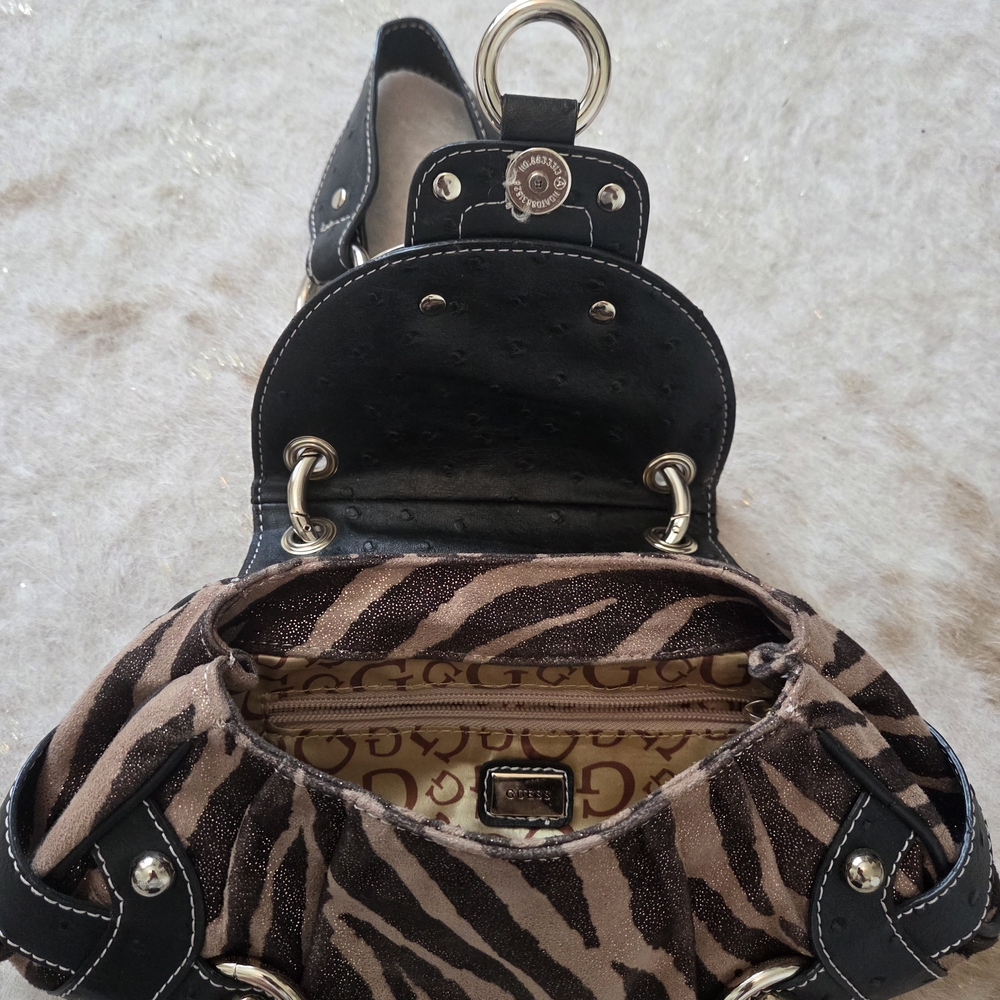 Elegant Zebra Print Shoulder Bag with Black Accents - Picture 4 of 4